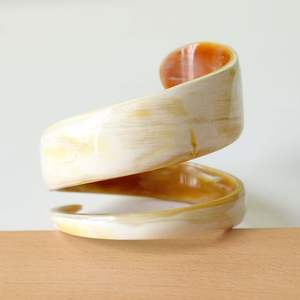 Brazalete de Cuerno de Búfalo Natural Tallado a Mano, Joyería Moderna y Ecológica Personalizada para Fiestas - Product Image 5