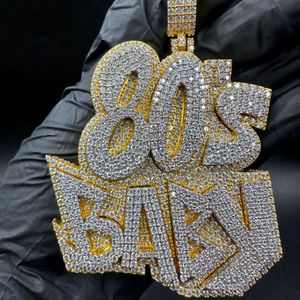 Colgante Personalizado de Letras Estilo Años 80 con Diamantes Moissanite, Chapado en Oro sobre Plata 925, Joyería Fina - Product Image 4