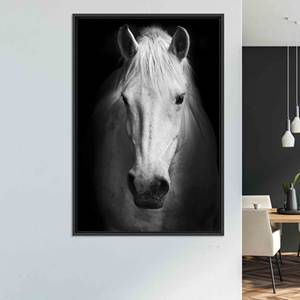 Tableau mural sur toile Cheval Blanc : Cadeau imprimé sur toile pour les amoureux des animaux, toile encadrée noire - Product Image 1