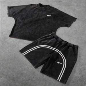 Ensemble court d'été surdimensionné pour homme, style urbain, avec t-shirt en coton respirant à manches courtes et short assorti en maille brodée - Product Image 1