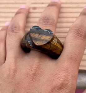 Anneau de pierres précieuses oeil de tigre en forme de coeur de conception unique sculpté à la main anneau de pierres précieuses naturelles cadeau spécial pour lui ou elle - Product Image 1