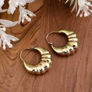 Pendientes de aro hechos a mano de croissant chapado en oro de Bali, joyería Bohemia minimalista delicada, regalo Unisex - Product Image 4