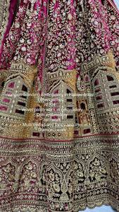 Hermosa novia Lehenga Choli con trabajo de parche de terciopelo en bordado - Product Image 3