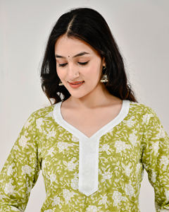 Ensemble Kurta et pantalon en coton imprimé à la main à motifs floraux pour femmes, tenue ethnique indienne formelle pour la vente en gros et l'exportation, haut pour tous les jours - Product Image 5