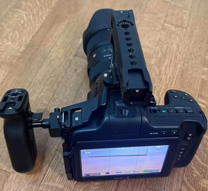 Caméra Cinéma 6K G2 EF avec objectif zoom 18-35 mm, pack d'accessoires premium, objectif 3D plein format 4/3 et accessoires - Product Image 3