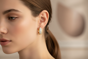 Pendientes Huggies de Oro de 14K y Diamante Natural Glam Curve de 1.01 Quilates - Product Image 5