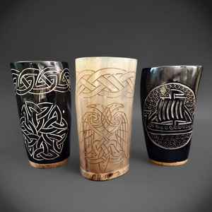 100% Verre à liqueur en corne de buffle naturel fait à la main avec logo personnalisé Koi Design pour bière whisky autres boissons - Product Image 1