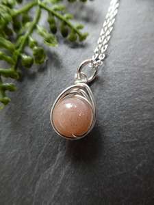 Pendentif en argent sterling 925 fait à la main plaqué or en forme de fruit avec fil de turquoise enveloppé autour d'une pierre précieuse naturelle - Product Image 4