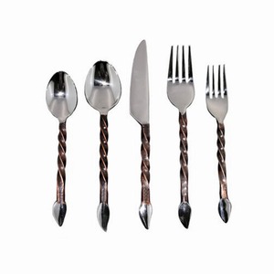 Clásico precio más barato suministros indios al por mayor cubiertos hechos a mano Metal tono dorado juego de cubiertos pulidos con Mango Verde - Product Image 5