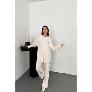 ชุดเสื้อสเวตเตอร์และกางเกงขายาวสีขาวนวลแบบคลาสสิก - สีเอครู - Product Image 2