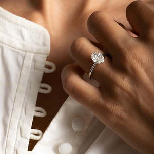 Bague solitaire ovale intemporelle au design sophistiqué et raffiné, en or, pour une élégance moderne et une touche d'amour. - Product Image 2
