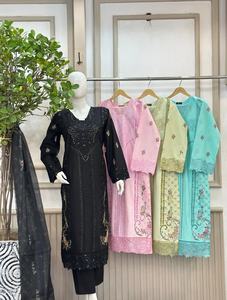 Ensemble de robe d'hiver 3 pièces Ssumaira Collection, broderie moderne en coton, salwar kameez, séchage rapide, coupe classique pour les fêtes - Product Image 3