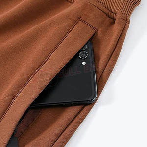 Short décontracté pour homme avec motif uni minimaliste et fente latérale au toucher doux pour l'été au quotidien - Product Image 4