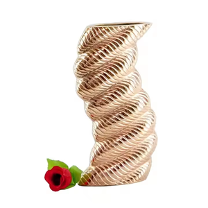 Vase de sol moderne en métal finition or avec texture en spirale pour la décoration intérieure contemporaine et le style d'intérieur luxueux - Product Image 4