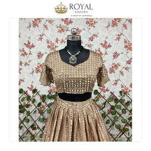 Lehenga choli ชุดแต่งงานสไตล์ดั้งเดิมผ้าไหมพร้อมงานปักสำหรับผู้หญิง - Product Image 4