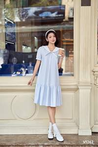 Robe de maternité à queue de poisson à carreaux bleus V1262 Anti-rétrécissement et respirante Absorbant la transpiration pour un usage quotidien en été Méthode de tissage tissé - Product Image 4