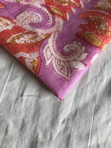 Tela de Algodón Estampada a Mano con Base Morada, Diseño Floral Paisley Rojo y Mostaza |   Textil Étnico Indio - Product Image 2