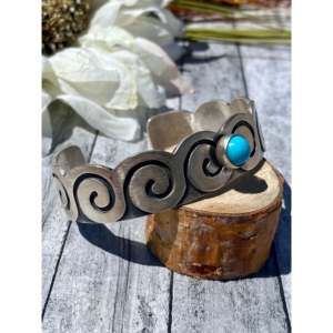 Brazalete de Plata de Ley con Turquesa Sleeping Beauty Navajo de Paul Livingston - Product Image 3