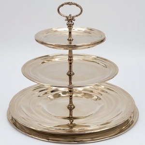 Élégant support à gâteau en métal enduit d'argent pour salles de banquets, fêtes haut de gamme, rassemblements à domicile avec rebord décoratif - Product Image 6