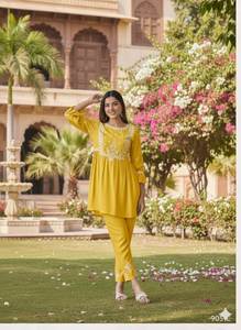 Traje Salwar de Dos Piezas Estilo Occidental IN-DO para Eventos y Fiestas, en Rayón Pesado con Trabajo Chikankari, para Adultos o Niñas - Product Image 2