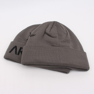 Gorras frías con diseño de moda al por mayor, gorro de punto con logotipo de letras grandes y cálido con estampado completo, gorro de punto con logotipo personalizado, proveedor de Vietnam - Product Image 3