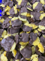 Gedroogde sinaasappelschijfjes met chocoladeafwerking, geïnspireerd op gedroogd fruit en gevriesdroogd fruit, snack-innovatie