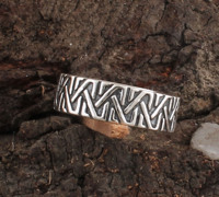 Bague tournante artisanale tendance en argent sterling 925 avec sertissage clos, pierre naturelle, bord ondulé et finition martelée pour fiançailles et mariage