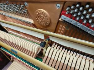 Piano Vertical Kawai KL32BF Rojo Vino de Alta Calidad, Piano Japonés Usado al por Mayor, Tamaño Compacto con Sonido Rico, Original de Japón - Product Image 5