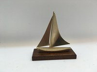 Sculpture de voilier vintage en aluminium et laiton, style Art déco du milieu du siècle, artisanat métallique personnalisé pour la décoration de maison ou de bureau côtier, à poser sur table