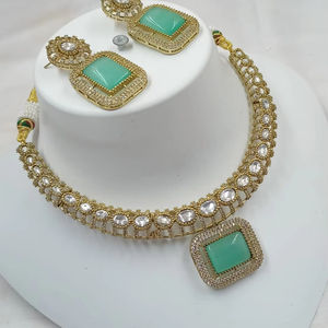 Nuevo diseño chapado en oro cobre tradicional piedra cuadrada tachonado pendiente Mangtika gargantilla collar conjunto y conjunto de joyería para mujer - Product Image 1