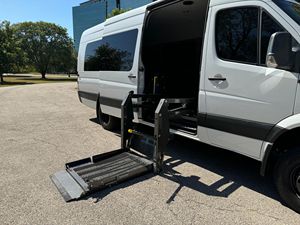 2018 MercedesBenz Sprinter 3500XD 4x4 Turbodiesel V6 Power Paratransit Shuttle Conversión Elevador de silla de ruedas EV Izquierda Cuero oscuro - Product Image 4