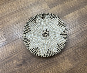 Assiette suspendue en jonc de mer artisanale de qualité supérieure, origine Vietnam, art mural tissé naturel pour la décoration de la maison et des complexes hôteliers - Product Image 4