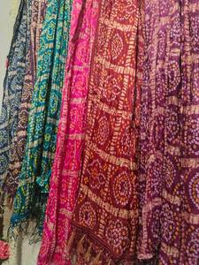 Dupatta de Mezcla de Seda Rajasthani con Estampado Bandhani para Mujer, Recuerdos para Haldi, Mehndi y Sangeet - Product Image 2