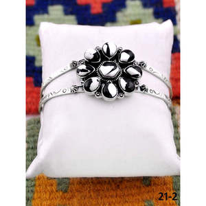 Brazalete de Moda Hecho a Mano en el Suroeste con Plata de Ley y Búfalo Blanco - Product Image 2