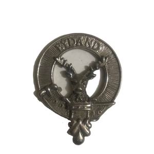 Distintivo da cappello con stemma del clan Gordon in peltro. IT contiene il <span class=keywords><strong>motto</strong></span> del clan, "BYDAND", che è un termo scozzese. - Product Image 1