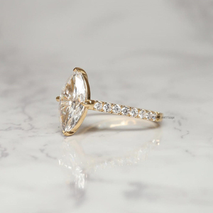 Elegante Marquesa de dos quilates Moissanite Solitaire con ajuste moderno North South East West y anillo de boda de dos milímetros - Product Image 2