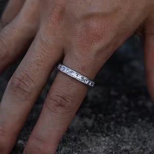 Anillo Clásico Chapado en Oro Rosa con Incrustaciones de Corte Princesa y Engaste de Garra para Compromiso - Product Image 2