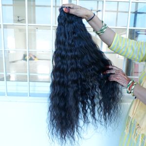 หนังกําพร้าดิบ 100% จัดตําแหน่งการประมวลผลทางเคมีไม่มีที่รวมกลุ่มเวอร์จินธรรมชาติสีดําหยิกวัดอินเดียต่อผมมนุษย์ - Product Image 2