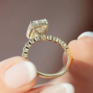 Bague de fiançailles solitaire Moissanite élégante de 8x10mm avec design moderne invisible et bande de pavé à 3 voies - Product Image 3