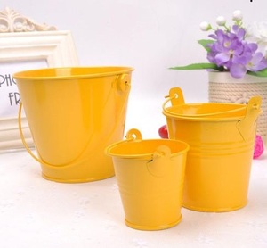 Seaux de seau en métal galvanisé faits à la main avec poignée pour la maison, le jardin et le planteur de fleurs en plusieurs couleurs. - Product Image 5