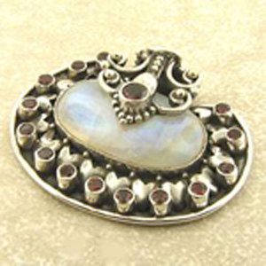 Colgante de Plata de Ley 925 Hecho a Mano con Gemas Shah para Mujer, Piedra Lunar Arcoíris Natural y Granate con Engaste de Bisel en Oro Rosa - Product Image 1