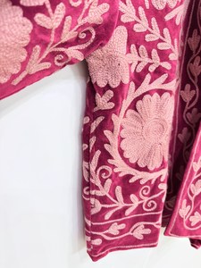 Veste Suzani marron pour femmes, veste courte en velours lisse, veste brodée à la main, veste d'hiver, disponible en gros - Product Image 3