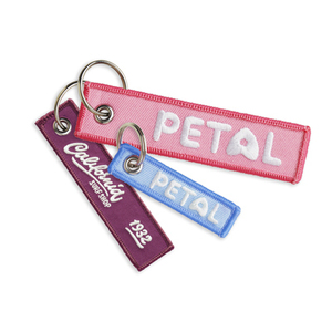 Porte-clés personnalisé en tissu polyester-coton multicolore brodé, avec couleurs de bord personnalisées et logo promotionnel - Product Image 1