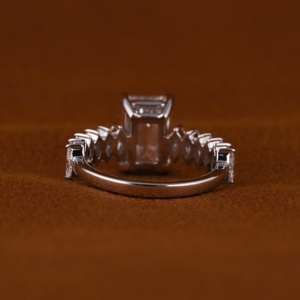 Anillo de compromiso de diamante cultivado en laboratorio de corte esmeralda de 3,00 CT con ajuste de pavé de moda Certificado de oro sólido de 18KT Diamante certificado IGI - Product Image 4