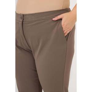 Pantalon en tissu grande taille avec taille élastique et mini fentes, couleur vison - Product Image 3