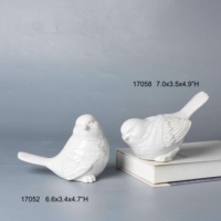 Colombe d'oiseau en céramique blanche d'inspiration vintage avec des détails complexes avec des découpes en treillis Figurine décoration de la maison