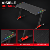 Bureau de jeu moderne avec plateau de 1400 x 600 mm, panneau E0 de 18 mm et détails de renforts rouges pour usage professionnel