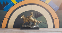 Statue de cheval de course en résine de conception moderne faite à la main bonne chance finition vieillie pour vastu Feng Shui pour décor de table de bureau à domicile