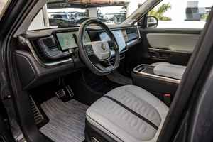 CLEAN R i v i a n R1T Adventure Edition Quad-Motor AWD, Grande batterie, El Cap Granite - Product Image 2