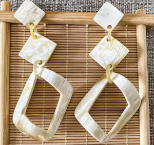 Boucles d'oreilles en corne naturelle et Gft pour femmes Boucles d'oreilles en corne de buffle au design moderne faites à la main avec des boucles d'oreilles assorties d'Inde - Product Image 4